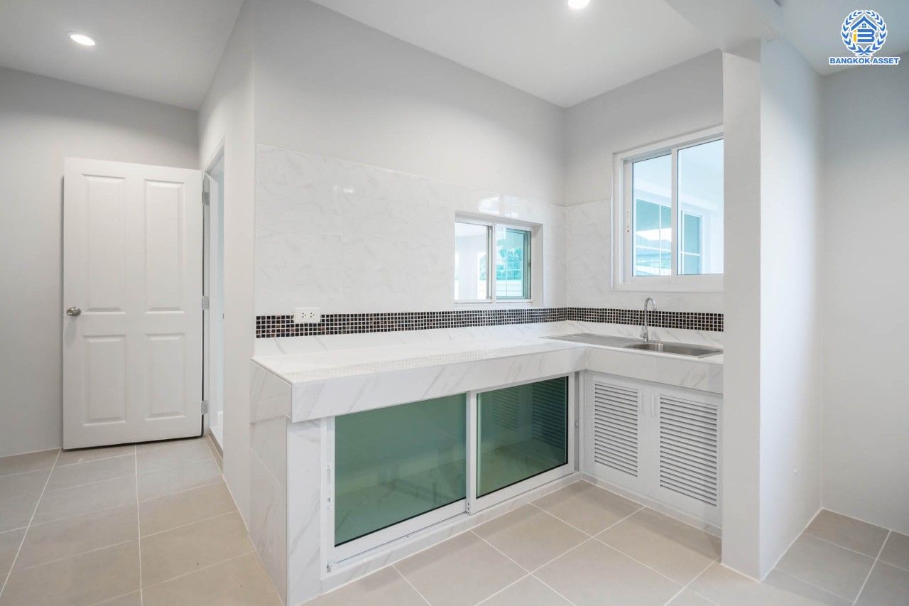 บ้านมือสองตกแต่งใหม่ แบรนด์ LH ม.ชลลดา บางใหญ่-เซ็นทรัลเวสต์เกต หลังมุม เนื้อที่ 58.9 ตร.ว. ฟังก์ชัน 3 ห้องนอน 2 ห้องน้ำ 1 ห้องอเนกประสงค์ 2 ที่จอดรถ Facilities ครบครัน บนทำเลเดินทางสะดวก เชื่อมต่อถ.กาญจนาภิเษก และเพียง 10 นาทีถึงรถไฟฟ้า "สถานีคลองบางไผ่"